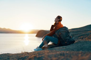 Kadın turist sırt çantası, güneşli tatil seyahati.