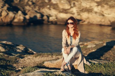 Doğada gezgin gözlüklerle dağlarda ve bir süveter içinde