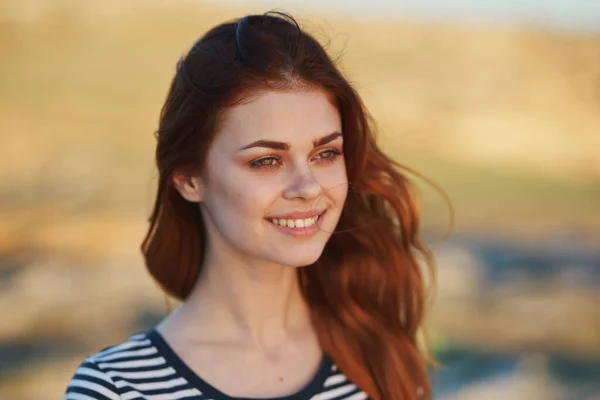 Mulher feliz nas montanhas ao ar livre sorriso risos maquiagem modelo — Fotografia de Stock