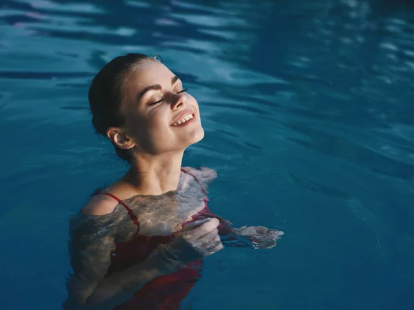 Красивая женщина с закрытыми глазами бассейн роскошь солярий релаксации — стоковое фото