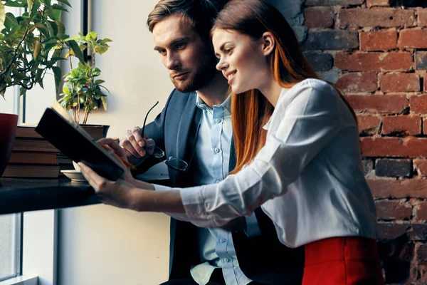 Colleghi di lavoro caffè stile di vita comunicazione professionisti finanza — Foto Stock