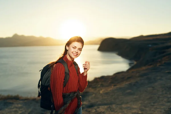 Donna allegra escursionista montagne rocciose paesaggio tramonto aria fresca — Foto Stock