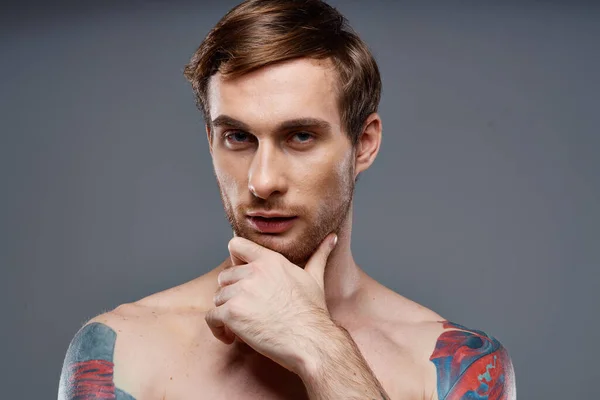 Homem com tatuagens nu torso fisiculturista telefone retrato — Fotografia de Stock