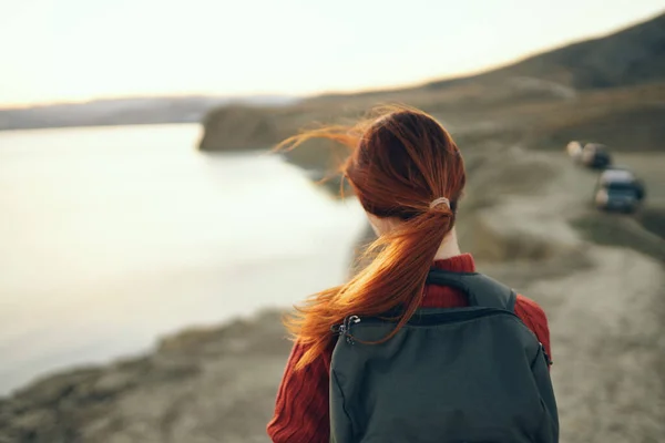 Bella donna in maglione con zaino sulla schiena sorriso turismo mare natura — Foto Stock