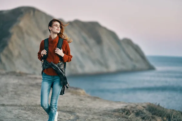 海の近くの山の中の女と背景の岩新鮮な空気 — ストック写真