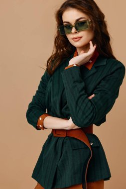 El ele tutuşan kadın güneş gözlüğü giysisi izole edilmiş arka plan