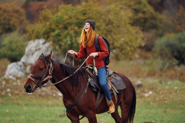 Femme randonneur à cheval sur la nature montagne aventure — Photo
