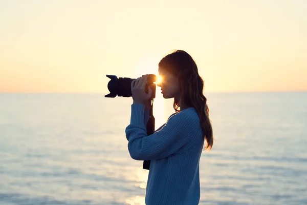 Donna fotografo con fotocamera professionale paesaggio tramonto aria fresca — Foto Stock