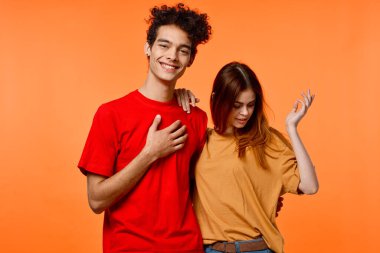Komik adam ve kız renkli tişörtler modern moda.
