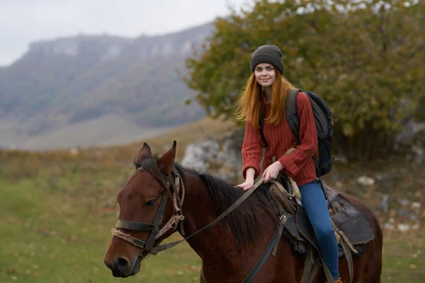 Mujer excursionista montañas naturaleza equitación caballo diversión — Foto de Stock