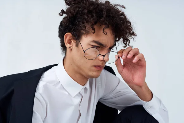Lockigt kille klassiska kostym glasögon beskärd visa ljus bakgrund porträtt tonåring student — Stockfoto