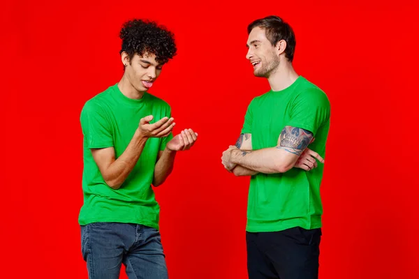 녹색 티셔츠를 입은 즐거운 친구들 이 의사소통을 가로막고 있다 — 스톡 사진