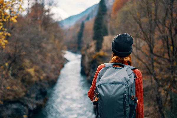 Mujer excursionista mochila río viaje a las montañas —  Fotos de Stock