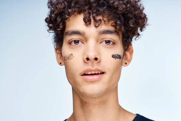 Schöner Mann mit Gesichtscreme Kosmetik Hautpflege in Nahaufnahme — Stockfoto
