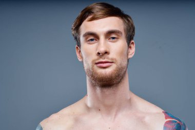 Dövmeli çıplak adam gövdesi vücut geliştirici Fitness portresi.