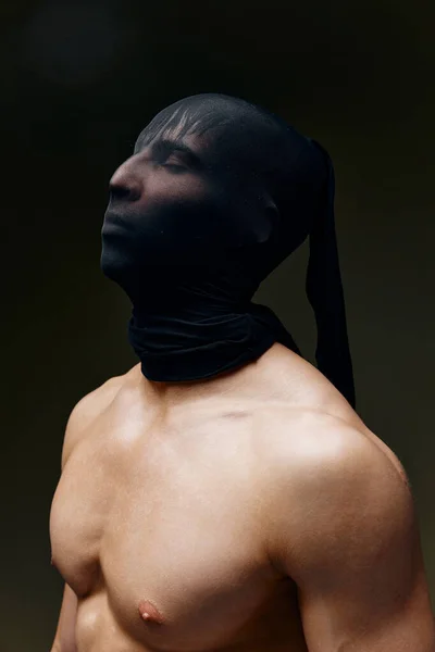 Portrait d'un homme nu avec des muscles pompés des bras bodybuilder fitness et un masque noir sur sa tête — Photo