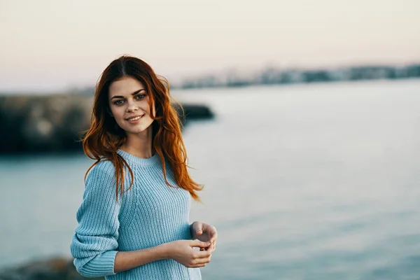 Donna sorridente all'aperto viaggiare ritagliato vista libertà — Foto Stock