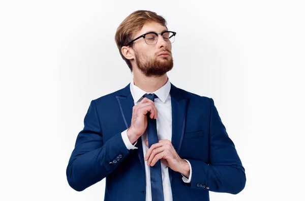 Geschäftsmann in Jacke und Hemd richtet Brille aufs Gesicht — Stockfoto