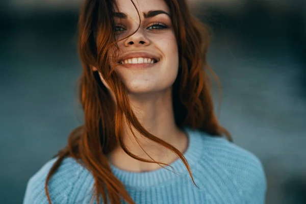 Güzel bir kadın açık havada gülümseyerek özgürlük yaşam tarzını etkiler. — Stok fotoğraf