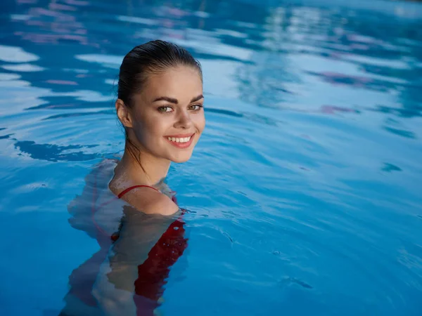 Donna allegra in costume da bagno in piscina sorridere cosmetici di lusso — Foto Stock