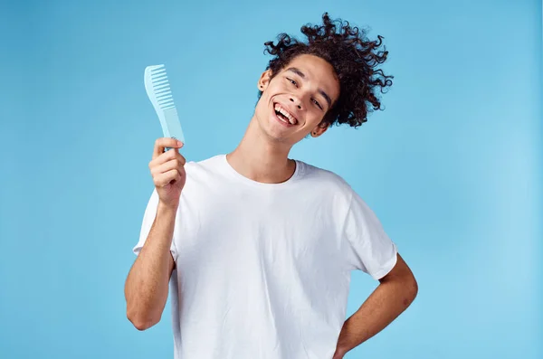 Veselý chlap s kudrnaté vlasy a modrý kartáč izolované pozadí model oříznutý pohled — Stock fotografie