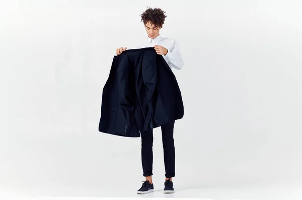 Uomo capelli ricci giacca fiducia in se stessi stile moderno — Foto Stock