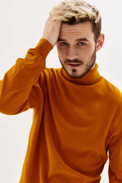 Homem bonito moda auto-confiança estilo moderno mens estúdio de roupas — Fotografia de Stock