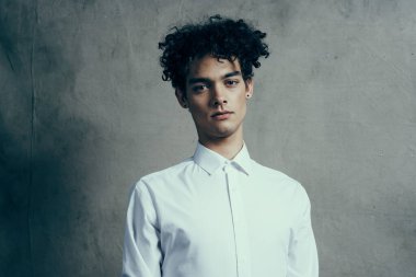 Beyaz gömlekli adam kıvırcık saçlı, duygusal stüdyo tarzı modern.