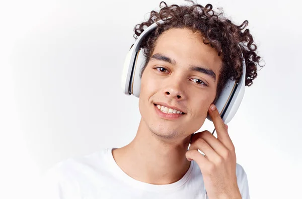 Chico feliz con auriculares rizado pelo emociones de cerca — Foto de Stock