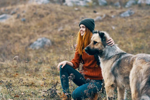 Mulher caminhante ao lado do cão nas montanhas viajar paisagem de férias — Fotografia de Stock