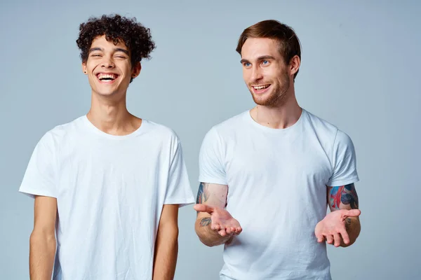 Emocional dos amigos en blanco camisetas sí divertido estudio — Foto de Stock