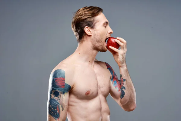 Hombre tatuado desnudo torso músculos musculosos deporte aptitud manzana salud — Foto de Stock