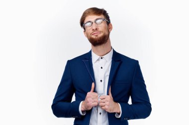 Klasik takım elbiseli iş adamı başparmağını kaldırıyor. İş yerinde başarı. 