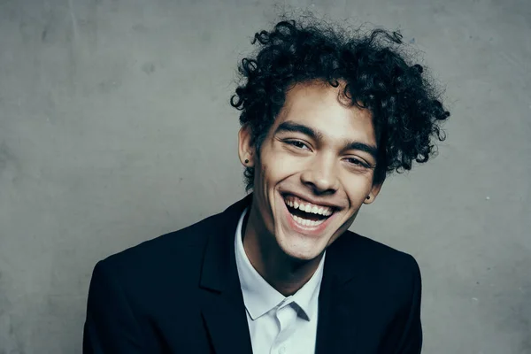 Cheerful man in a suit with curly hair emotions close-up official — Stock Photo, Image