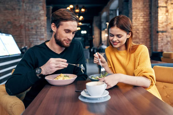 카페에 앉아 있는 남성 과 여성의 대화를 나누는 생활 방식 로맨스 — 스톡 사진