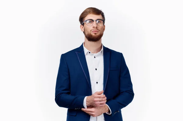 Obchodník v modré bundě a brýle lehká košile gestikuluje rukama finance — Stock fotografie