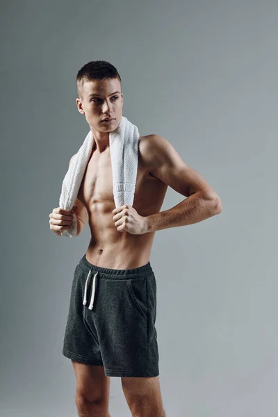 Uomo sportivo in pantaloncini di asciugamano nero pompato stampa — Foto Stock