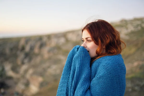 Žena turista v modré kostkované v horách krajina čerstvý vzduch — Stock fotografie