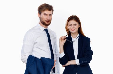 Takım elbiseli kadın ve erkek ofis çalışanı.
