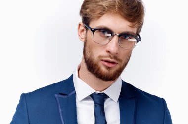  Klasik takım elbiseli, boynunda kravat ve yüzünde gözlük olan bir iş adamı. 