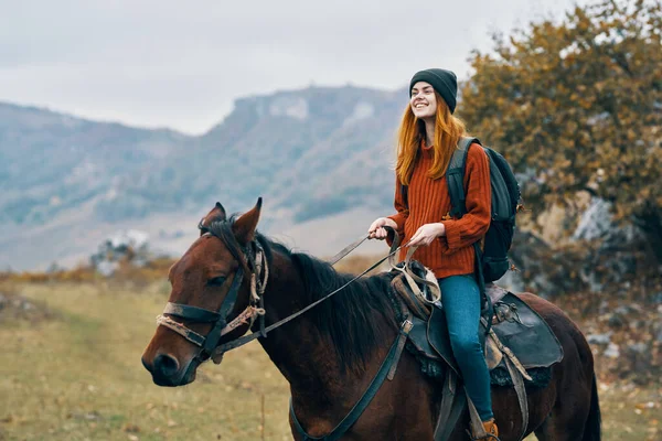 Woman hiker ride horse mountains travel fresh air — Stock Photo, Image