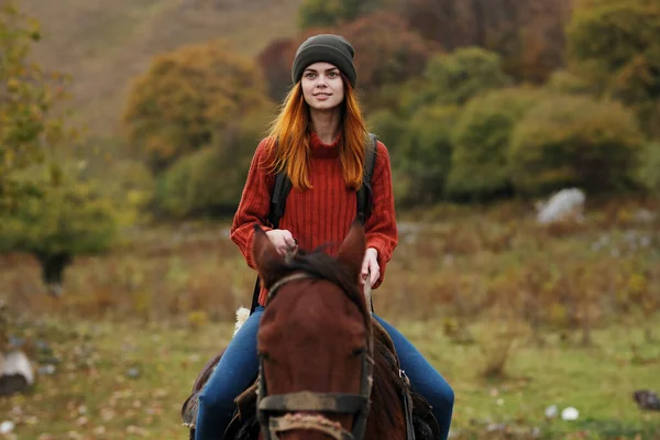 Donna allegra turista cavalcare un cavallo natura divertimento avventura — Foto Stock