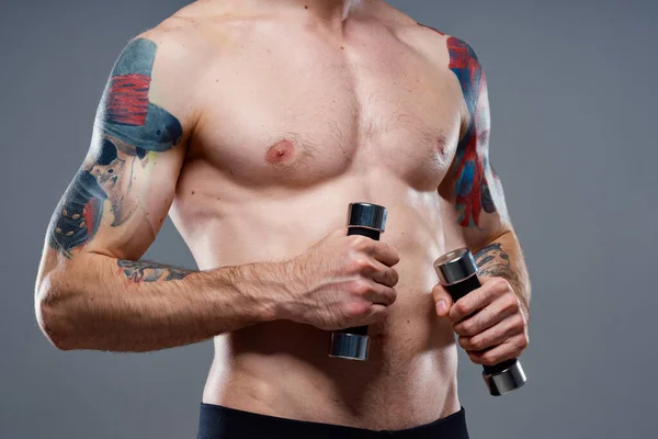Чоловічий спортсмен з татуюванням на руці голий торсо надуті м'язи гантелі фітнес — стокове фото