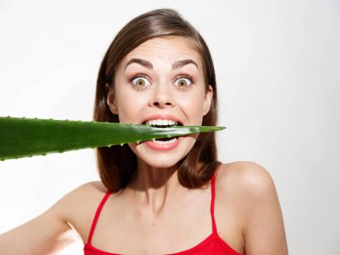 Şaşırmış bir kadın hafif arka planda yemek yerken ısırıyor ve geniş bir açık göz portresi kesiliyor.