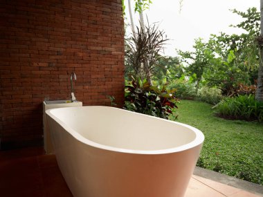 Açık hava banyo peyzajı. Duvar yok.