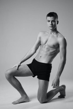 Sporcu içeride diz çöker kaslar bisepsler vücut geliştirici Kopya alanı