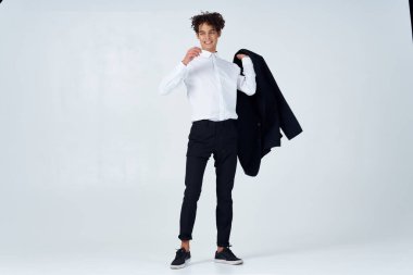 Yakışıklı, kıvırcık saçlı, uzun ceketli, moda stüdyosu