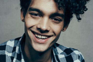 Sevimli adam ekose gömlek, yakın çekim moda.