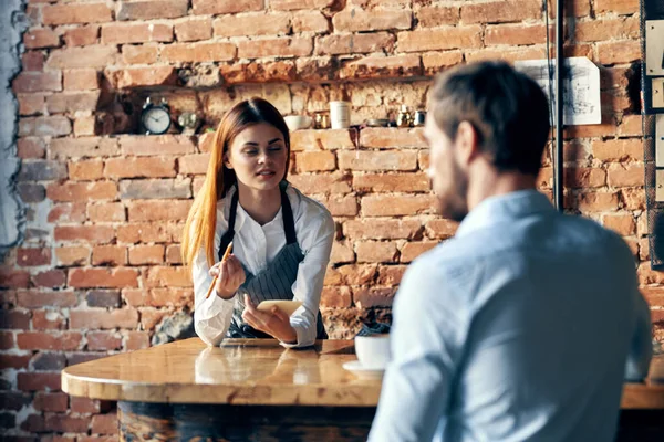 Cameriere prende un ordine da un servizio clienti domani — Foto Stock