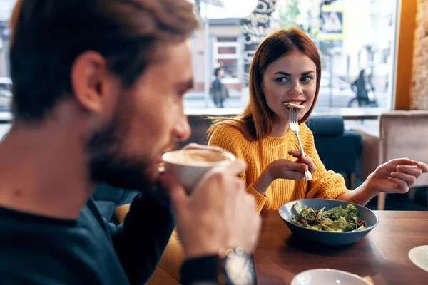 Эмоциональные мужчины и женщины за столом в кафе весело супружеской пары салат — стоковое фото